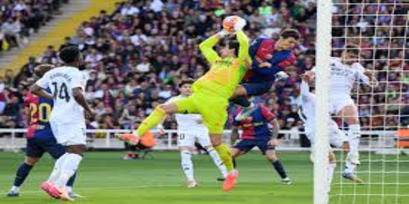 巴斯比家族与曼联的历史纽带：熊猫体育回顾传奇传承-熊猫体育